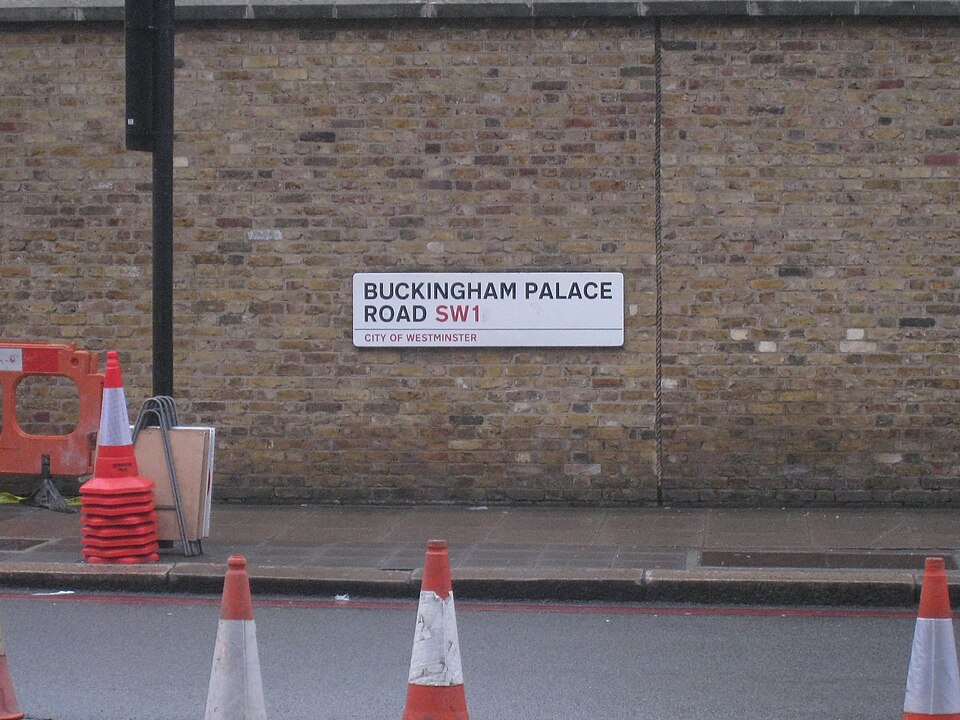 Buckingham Palace Road sign 2010 02